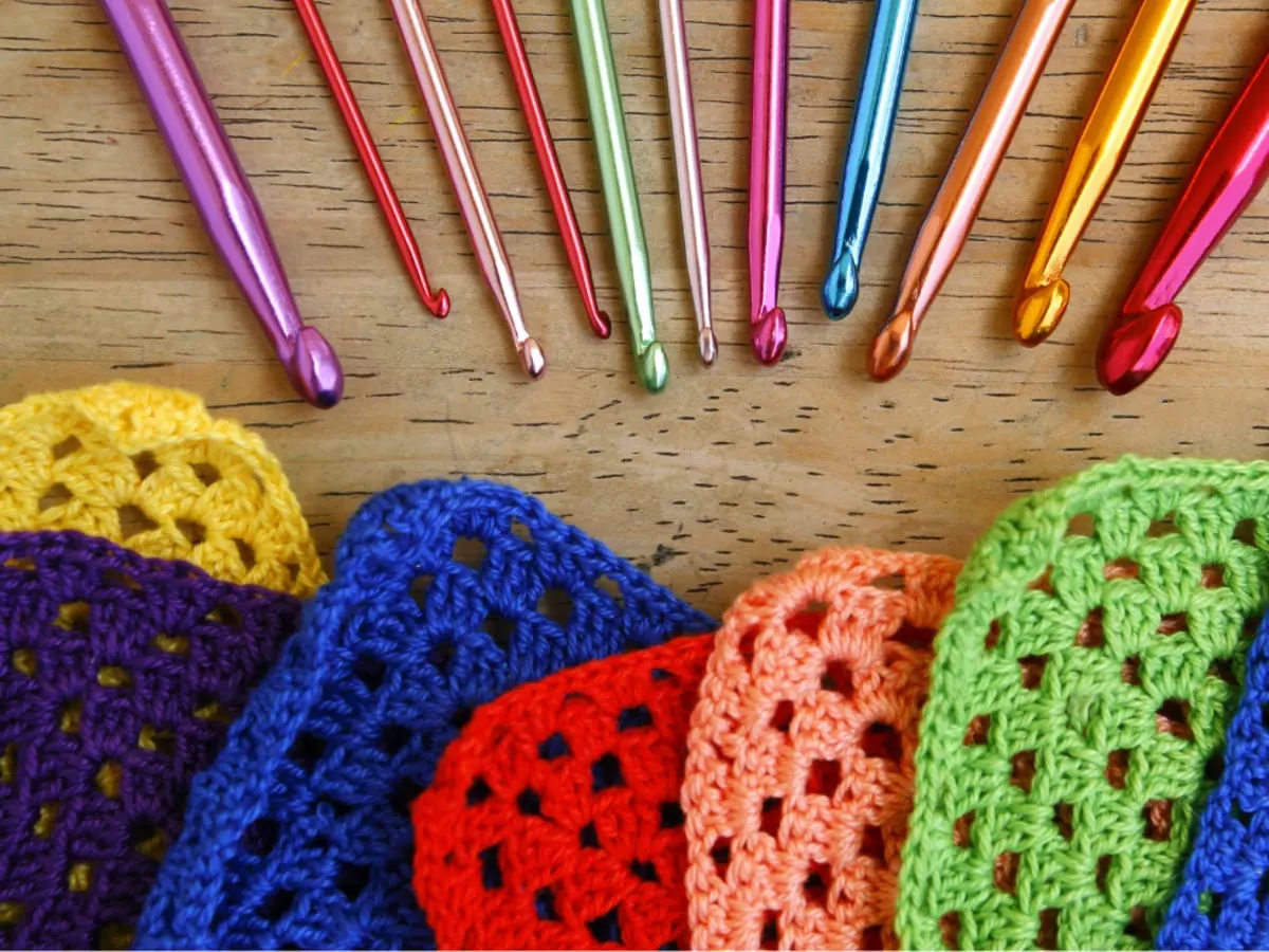 Photo de carré au crochet et de crochets de multiples couleurs