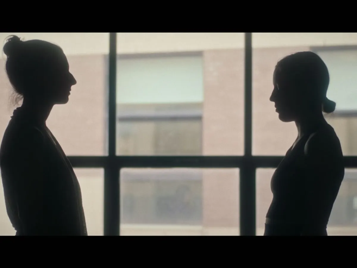 Image tirée du film L'avenir où on voit deux personnes en ombre