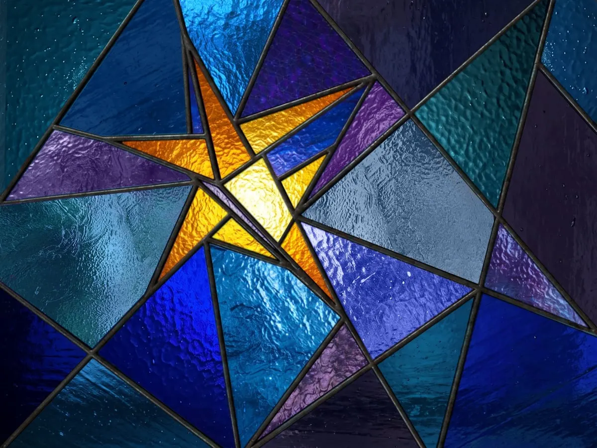 Vitrail abstrait composé de formes géométriques bleues, violettes et turquoise, traversées par une étoile lumineuse jaune et orangée au centre.