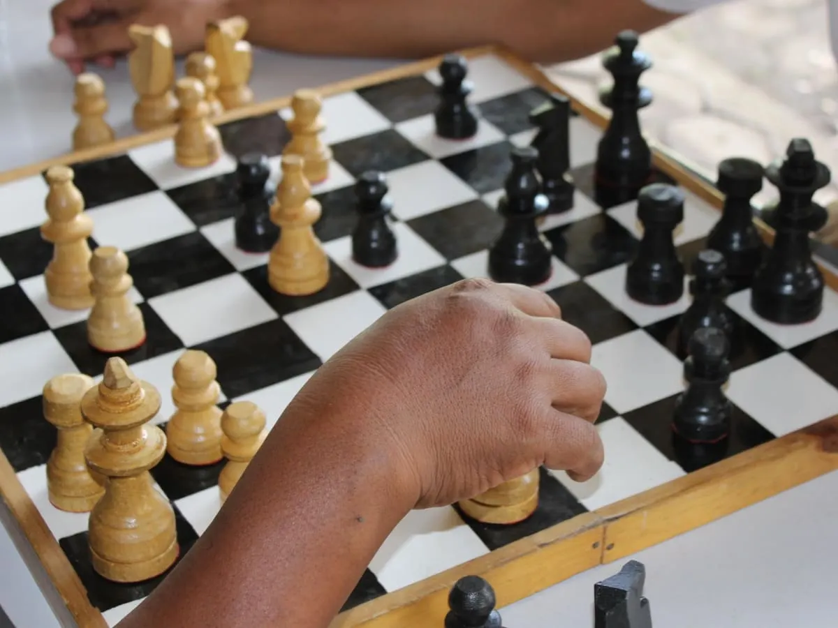 Une main qui déplace un pion sur un jeu d'échec