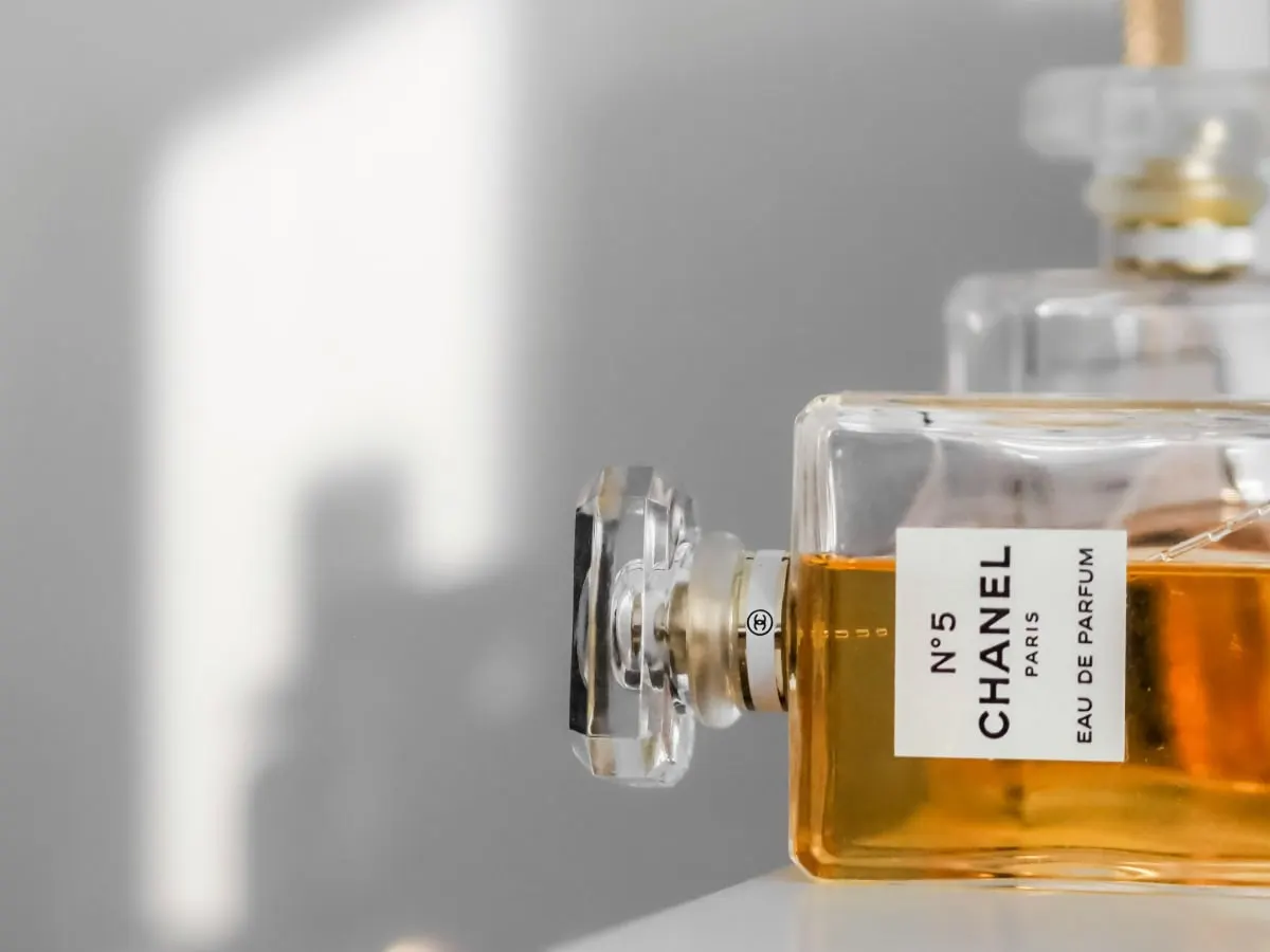 Photo d'un flacon de parfum couché