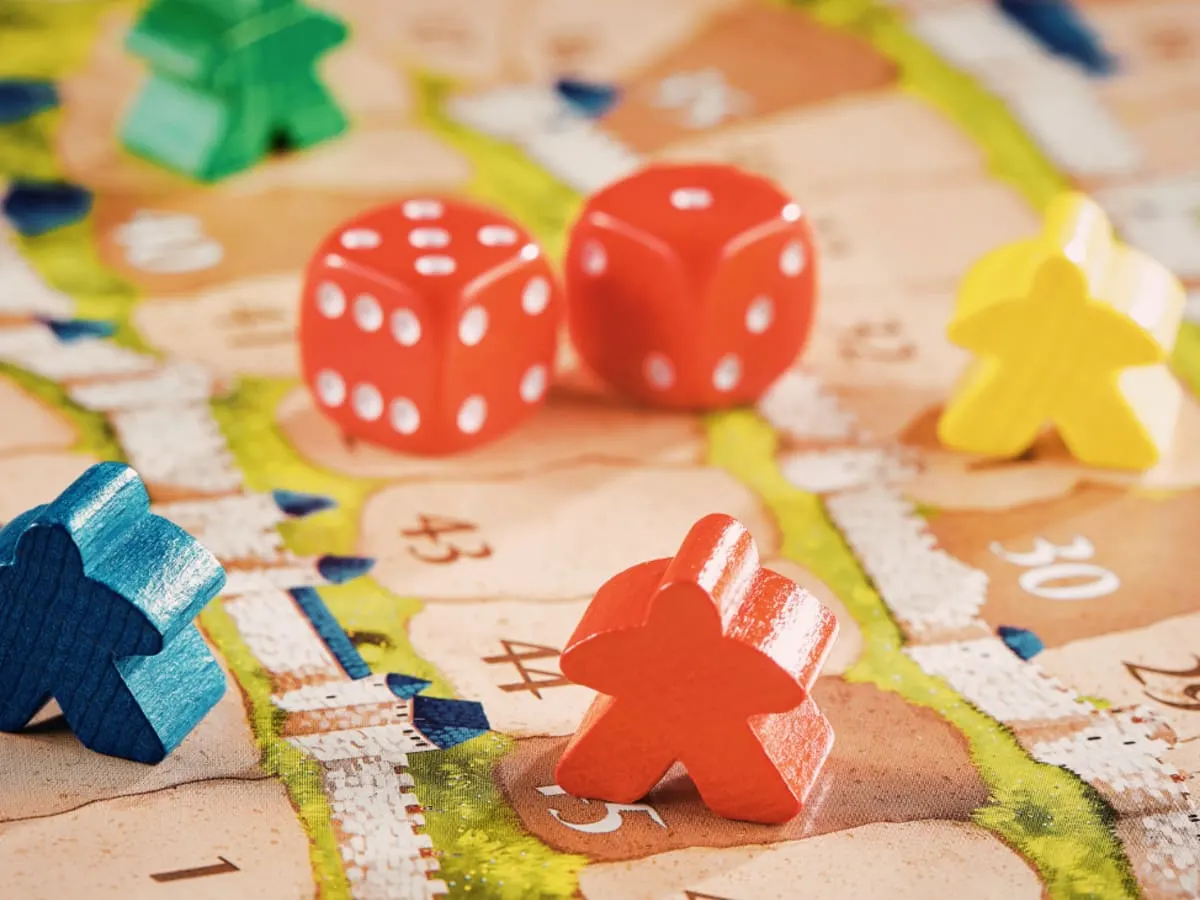 Pions et dés sur une planche de jeu