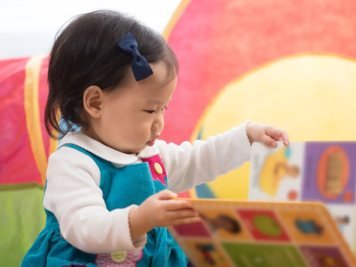 Photo d'une petite fille occupée à lire un livre