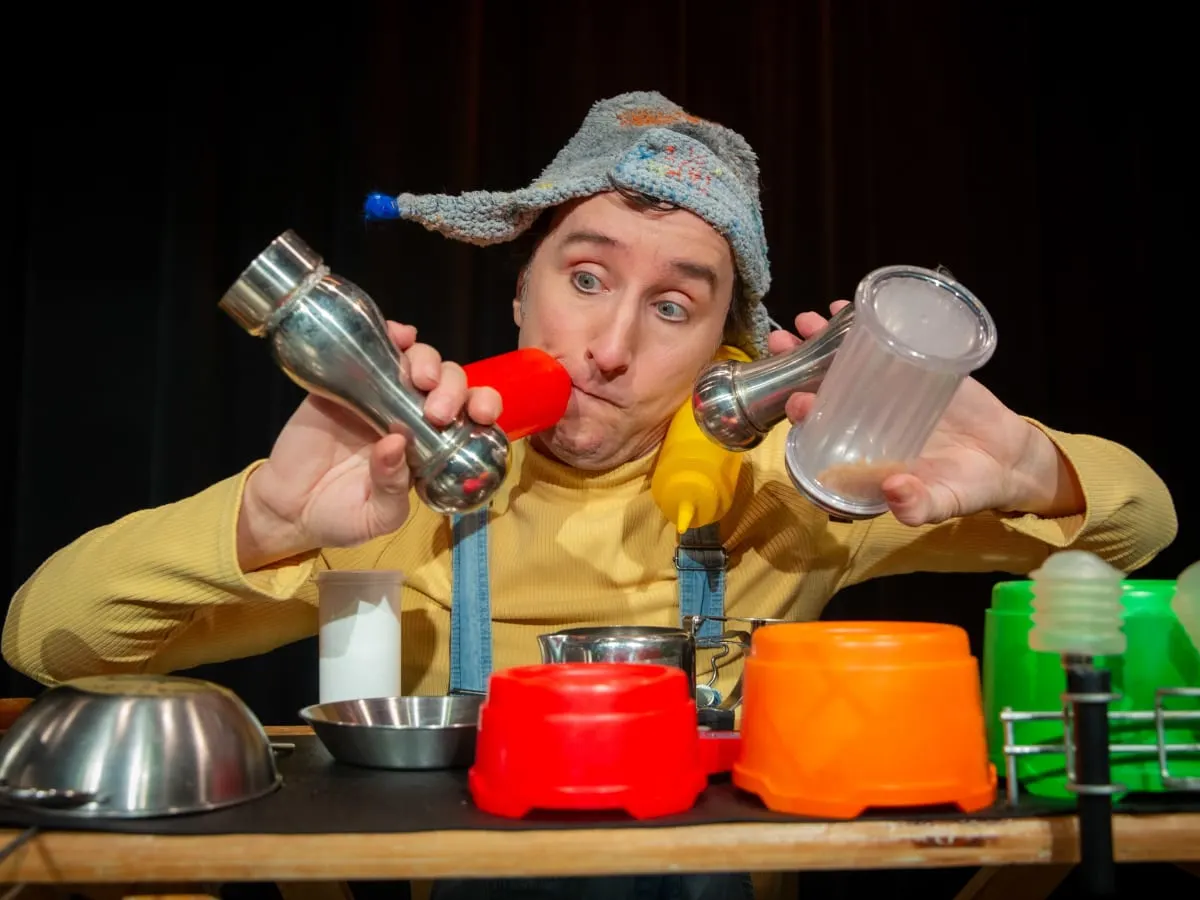 Homme avec instruments de musique inventés à partir d'objet du quotidien