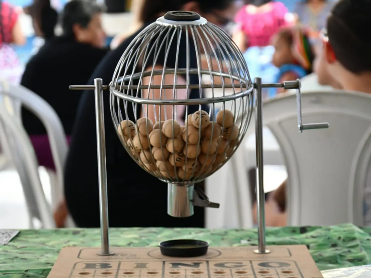 Photo de boules de bingo sur une table