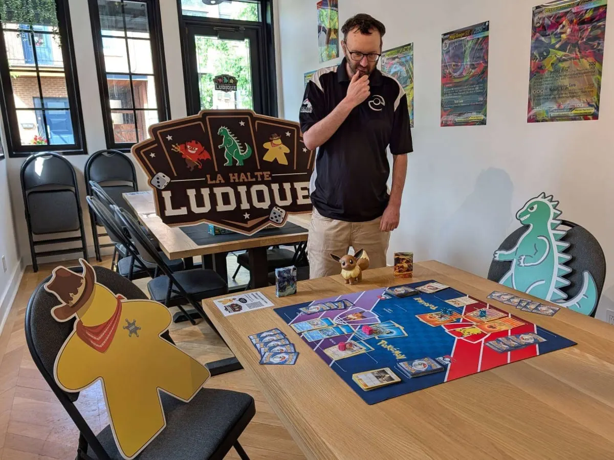 Une photo mettant en scène deux personnage jouant au jeu de carte pokemon