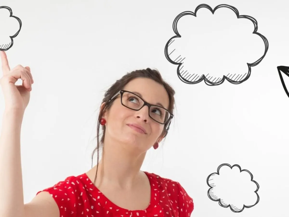 Jeune femme songeuse touchant du doigt des nuages
