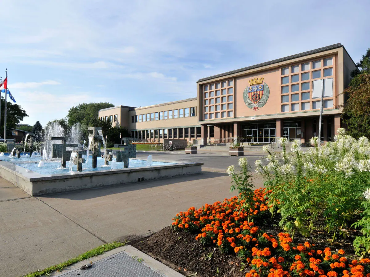 Mairie de Saint-Laurent au printemps