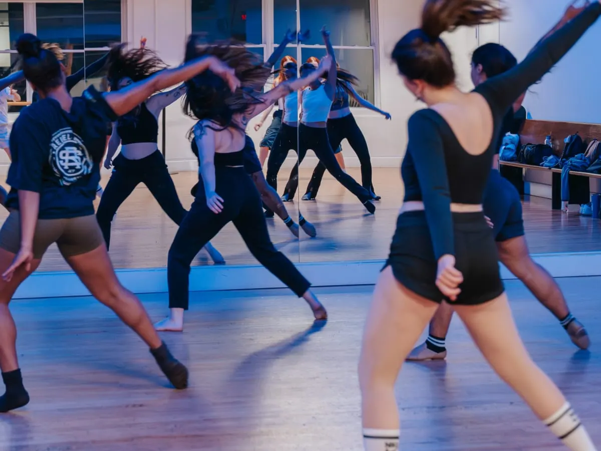 Photo d'un studio de danse avec des danseurs en mouvement