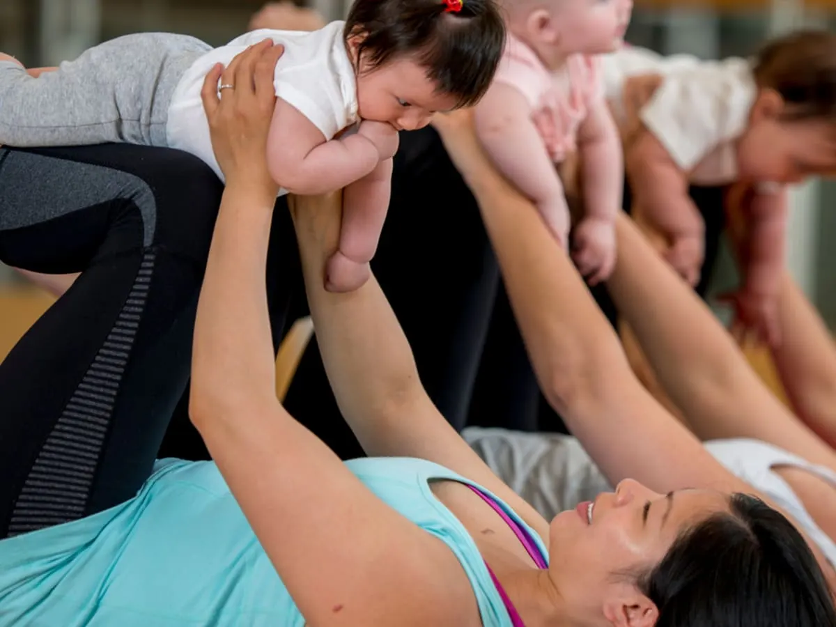Photo de mamans pratiquant le yoga avec leur bébé