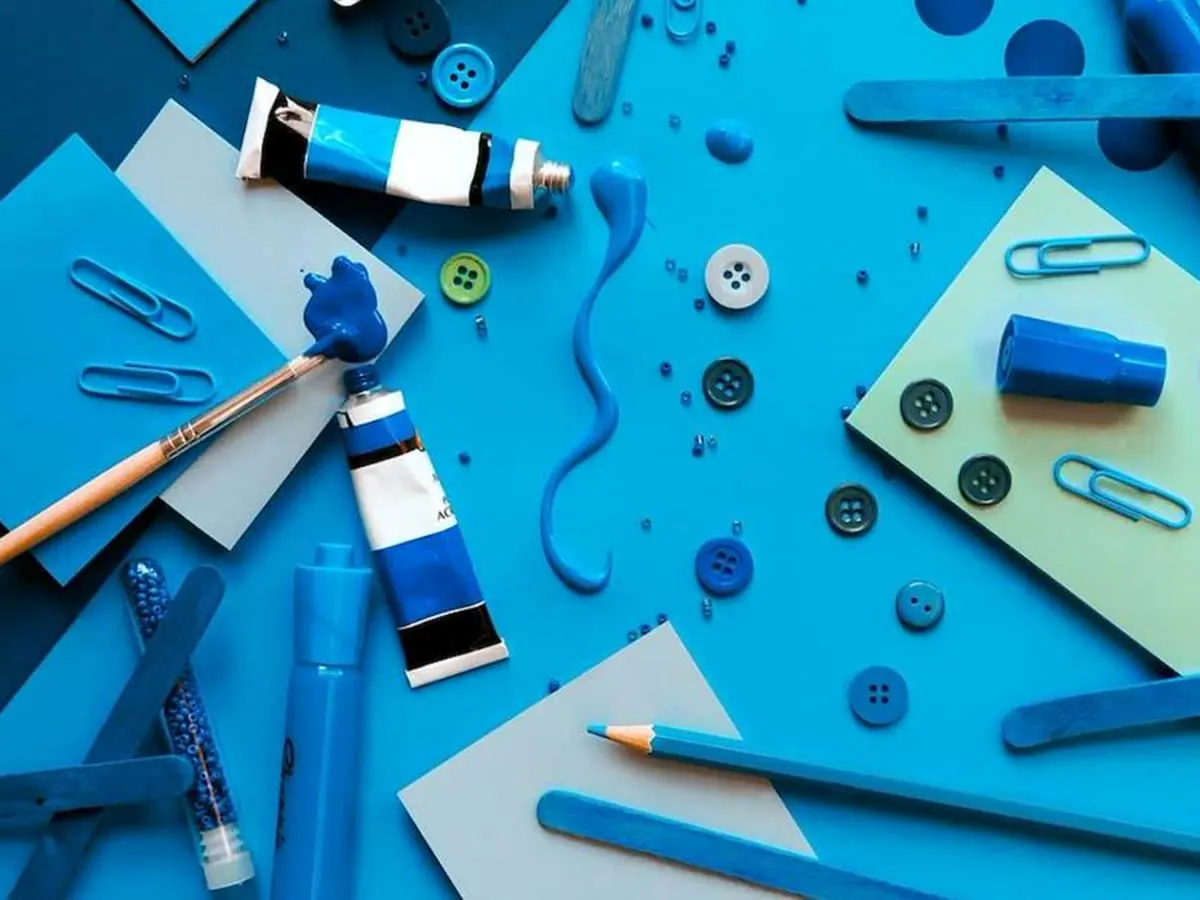Photo de matériel de bricolage sur une feuille bleue