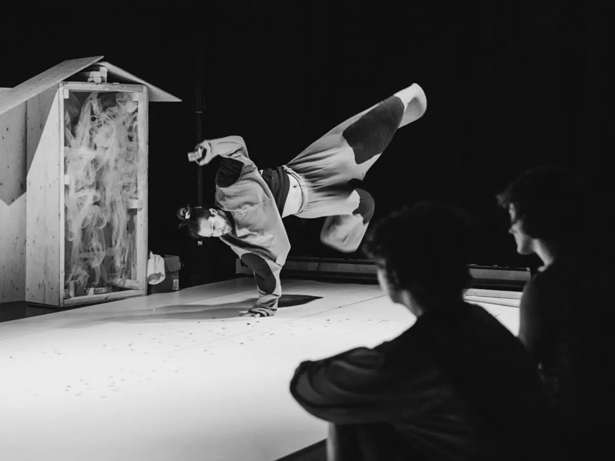 Photo d'un artiste appuyé sur une main sur la scène