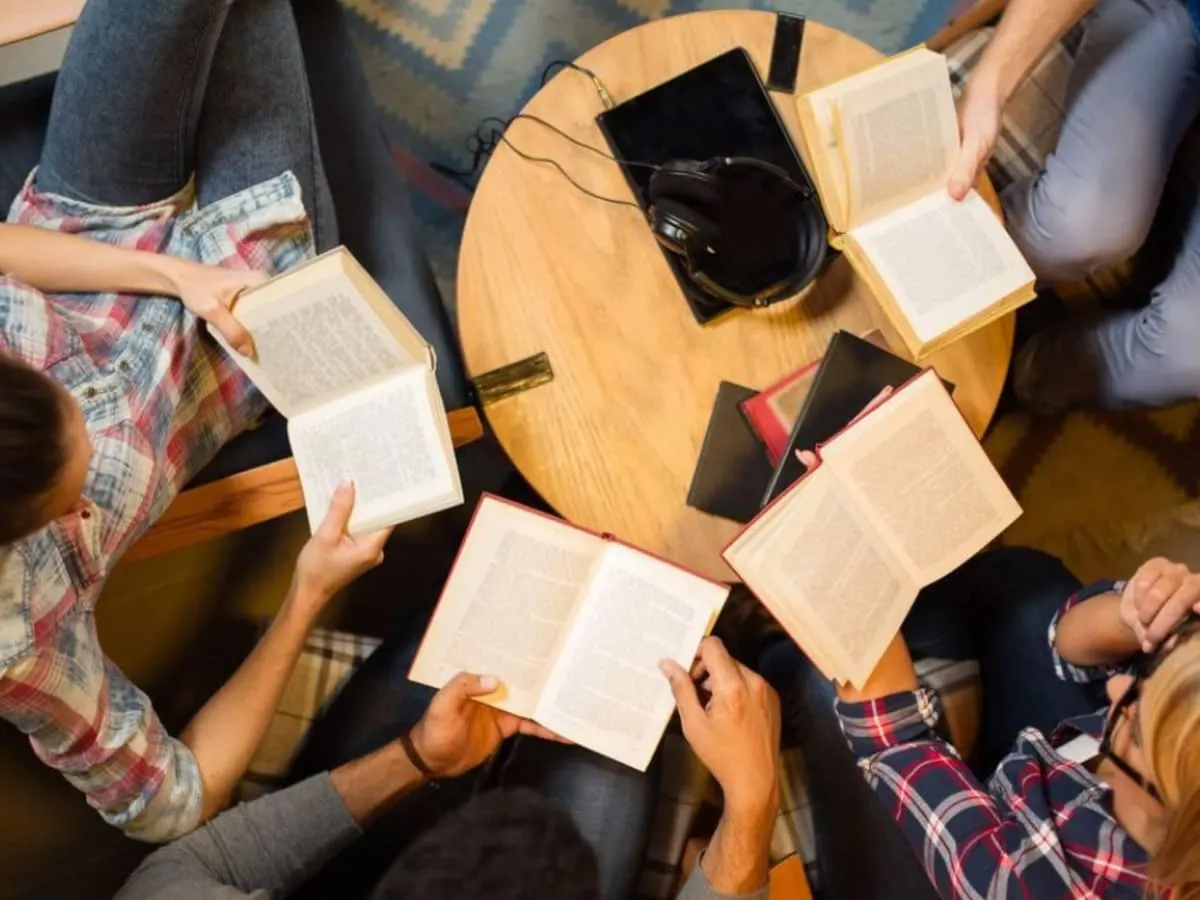 Des jeunes lisent des livres