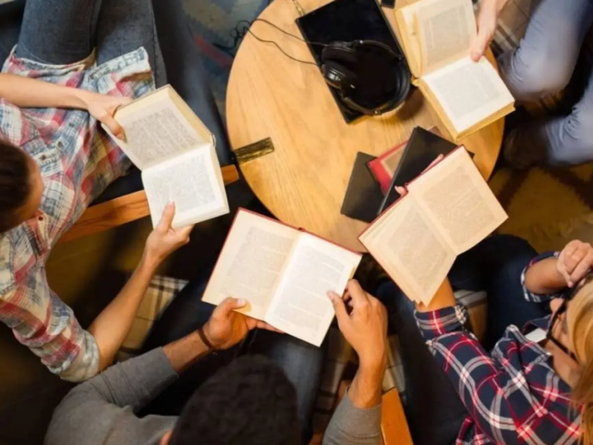 Des personnes tiennent un livre dans leur main