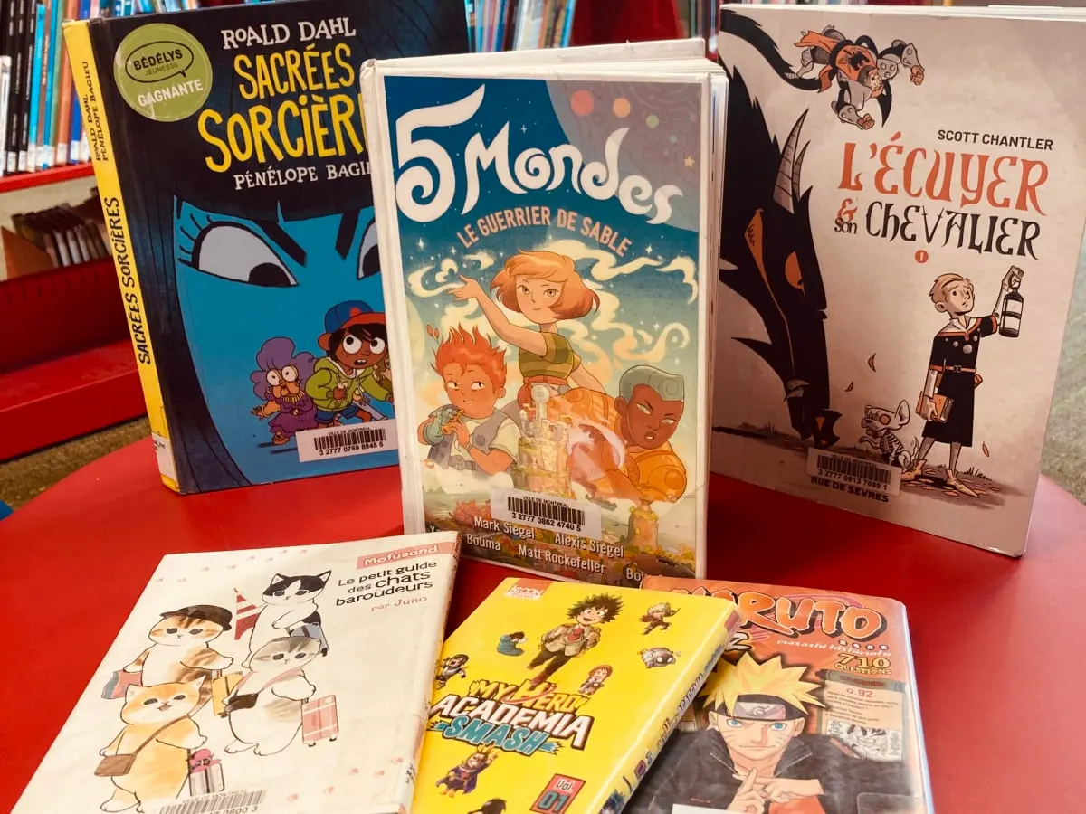 Six bandes dessinées sur fond rouge