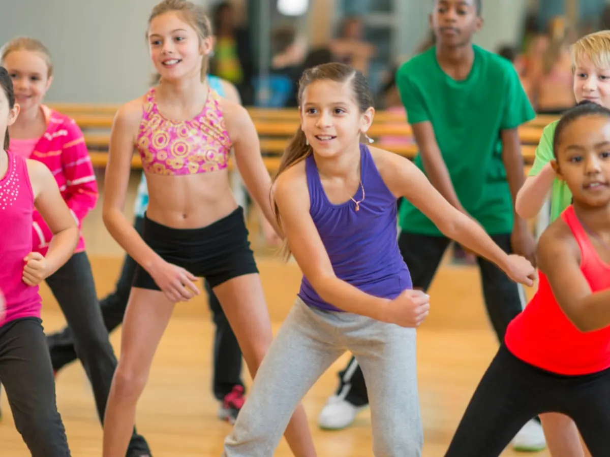 Photo d'enfants qui participent ;a un cours de Zumba