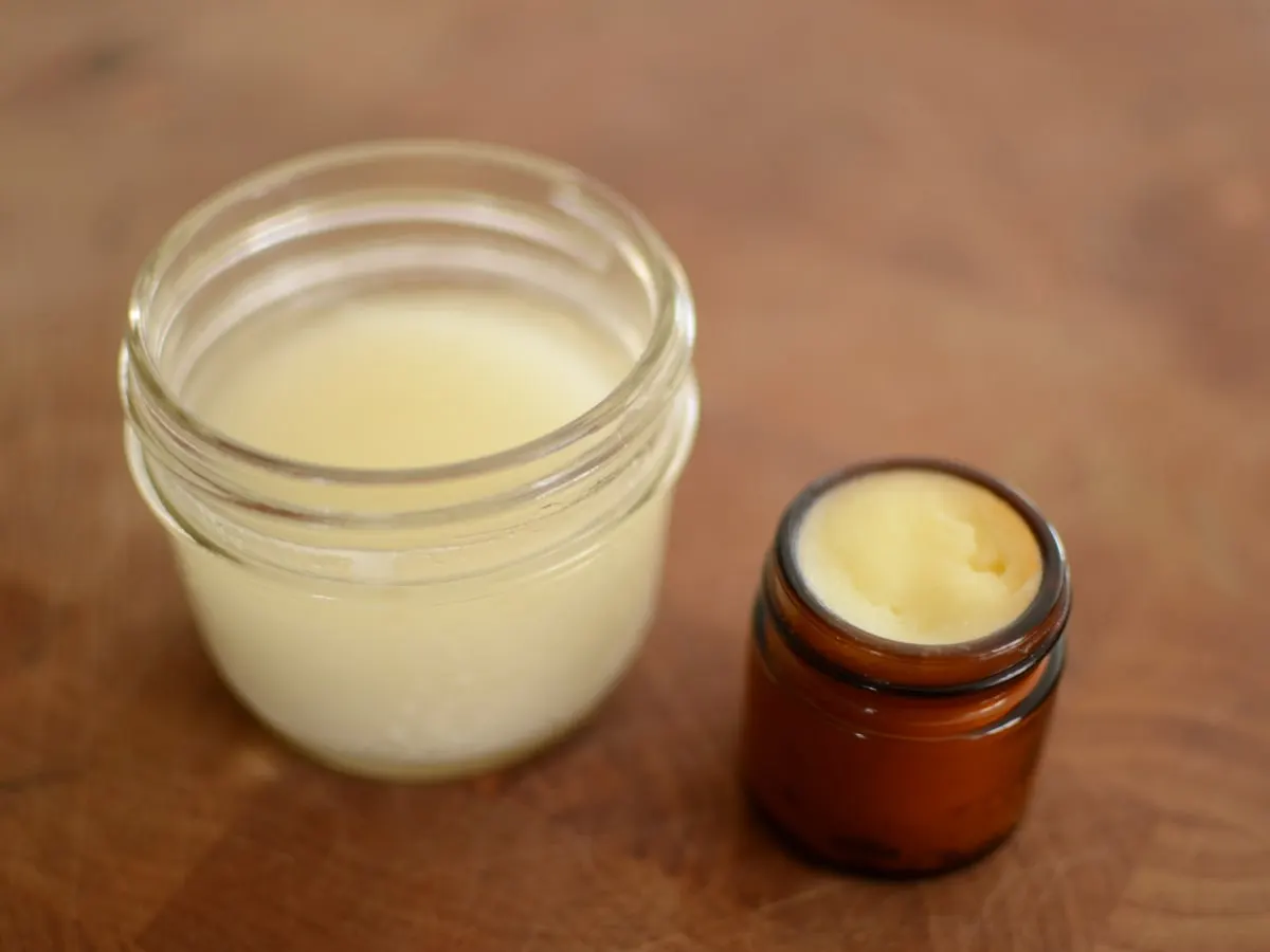 Deux pots avec des produits pour créer des déodorants.