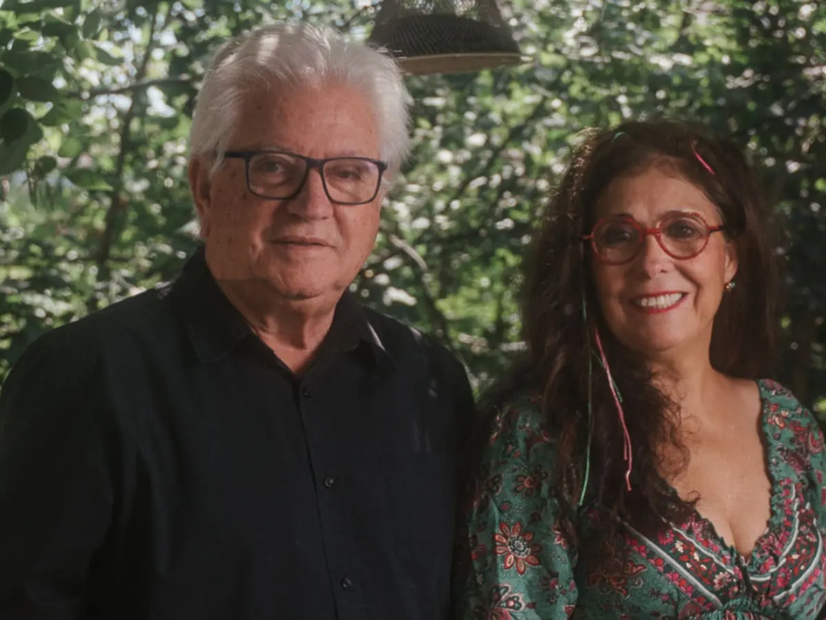 Deux artistes sourient à la caméra