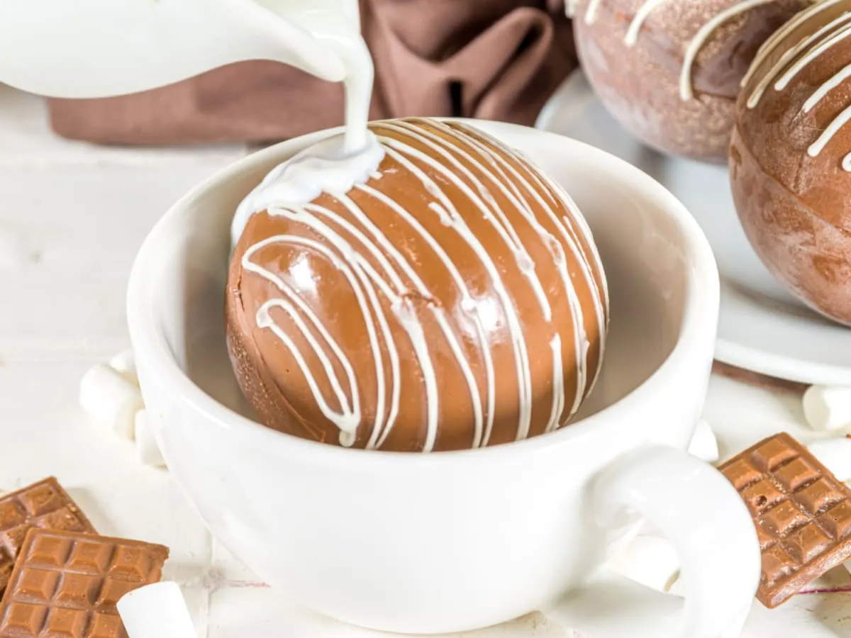 Bombe de chocolat dans une tasse