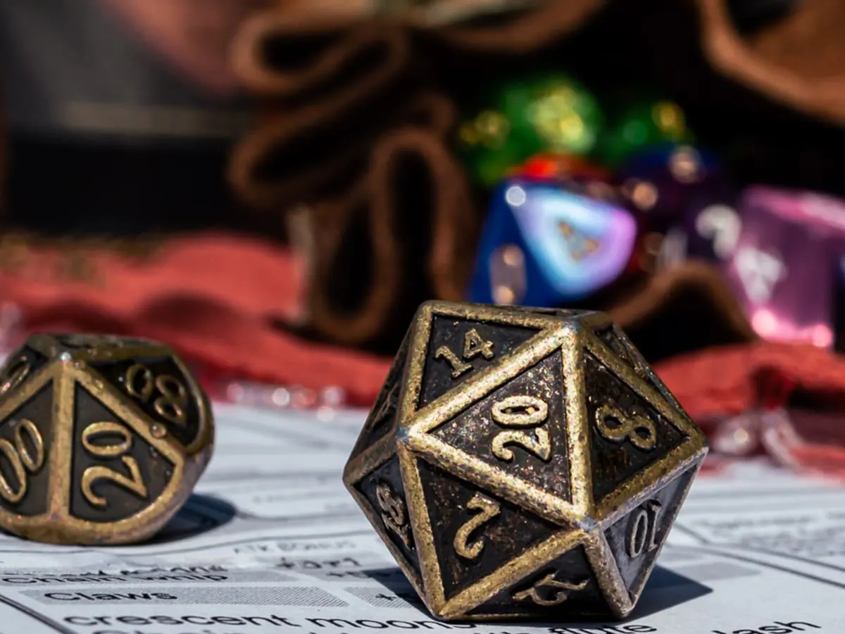 Photo de dées sur un plateau de jeu