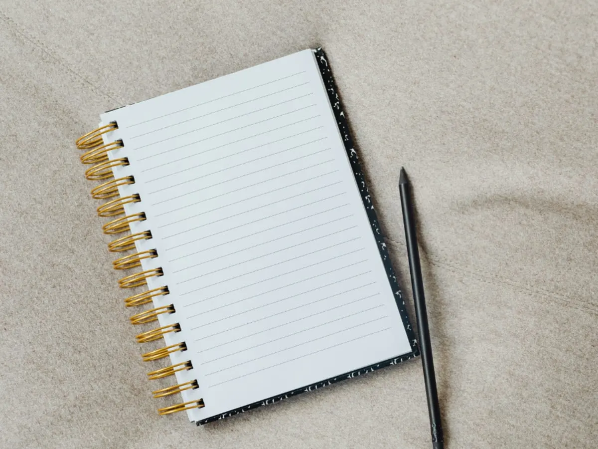 Photo d'un cahier de notes avec un stylo