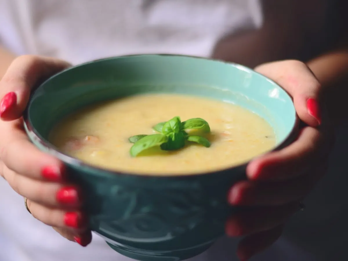 Photo d'une soupe tenue dans les mains d'une personne