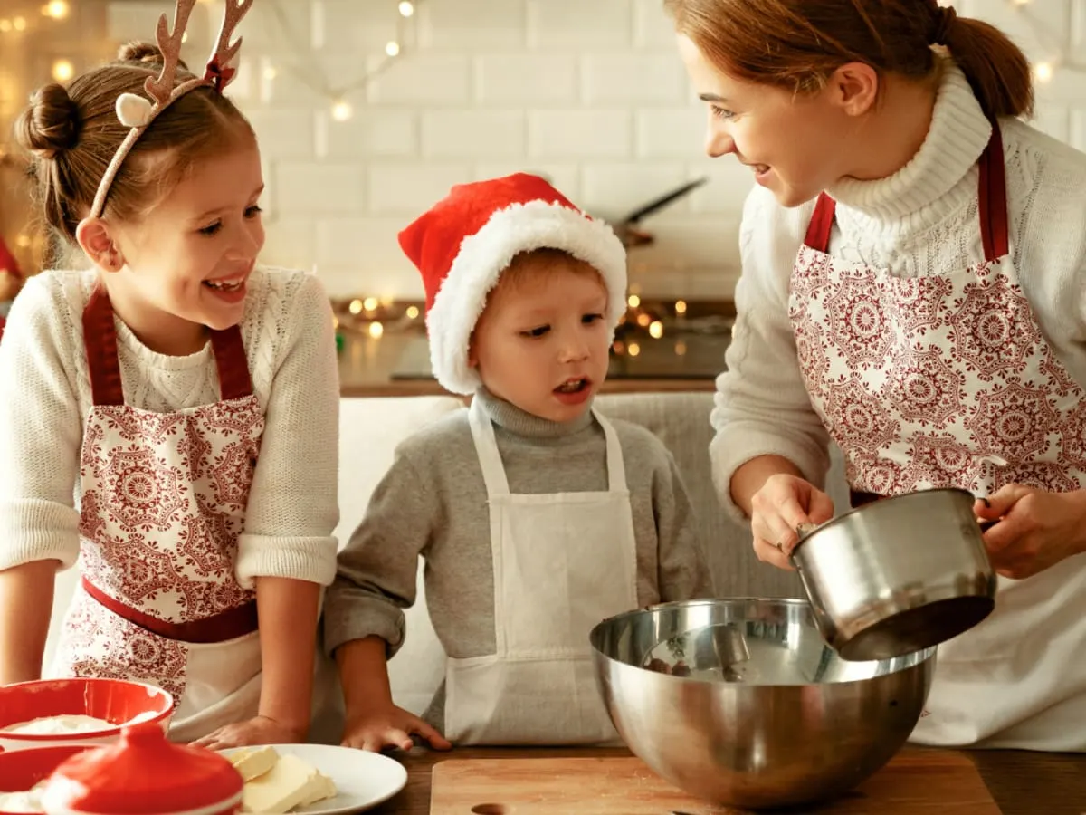 2 enfants qui cuisine avec un adulte pour Noel
