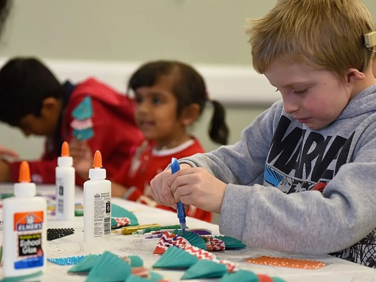 Photo d'enfants qui fabriquent des bonnets de Noël décoratifs