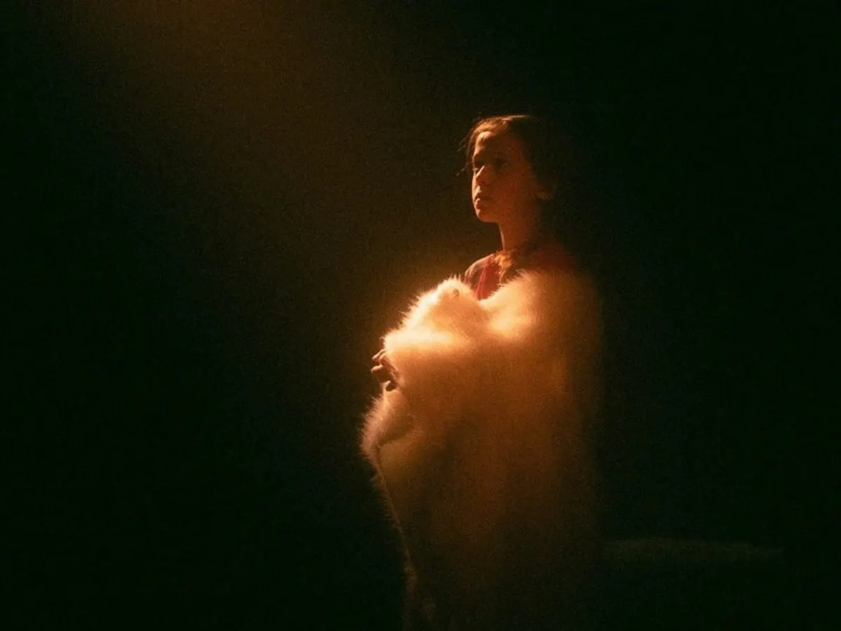 Jeune fille à la lumière du projecteur.