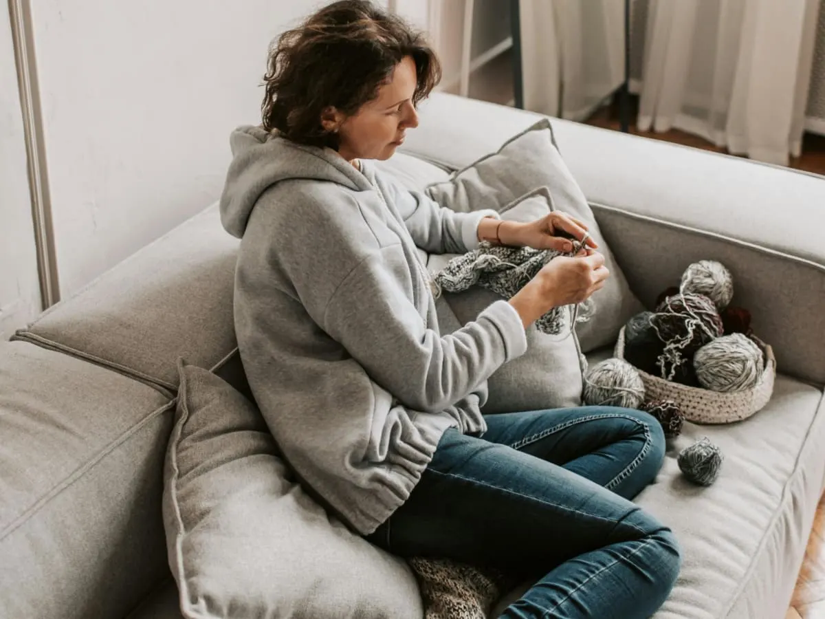 Personne en train de faire du crochet dans un fauteuil