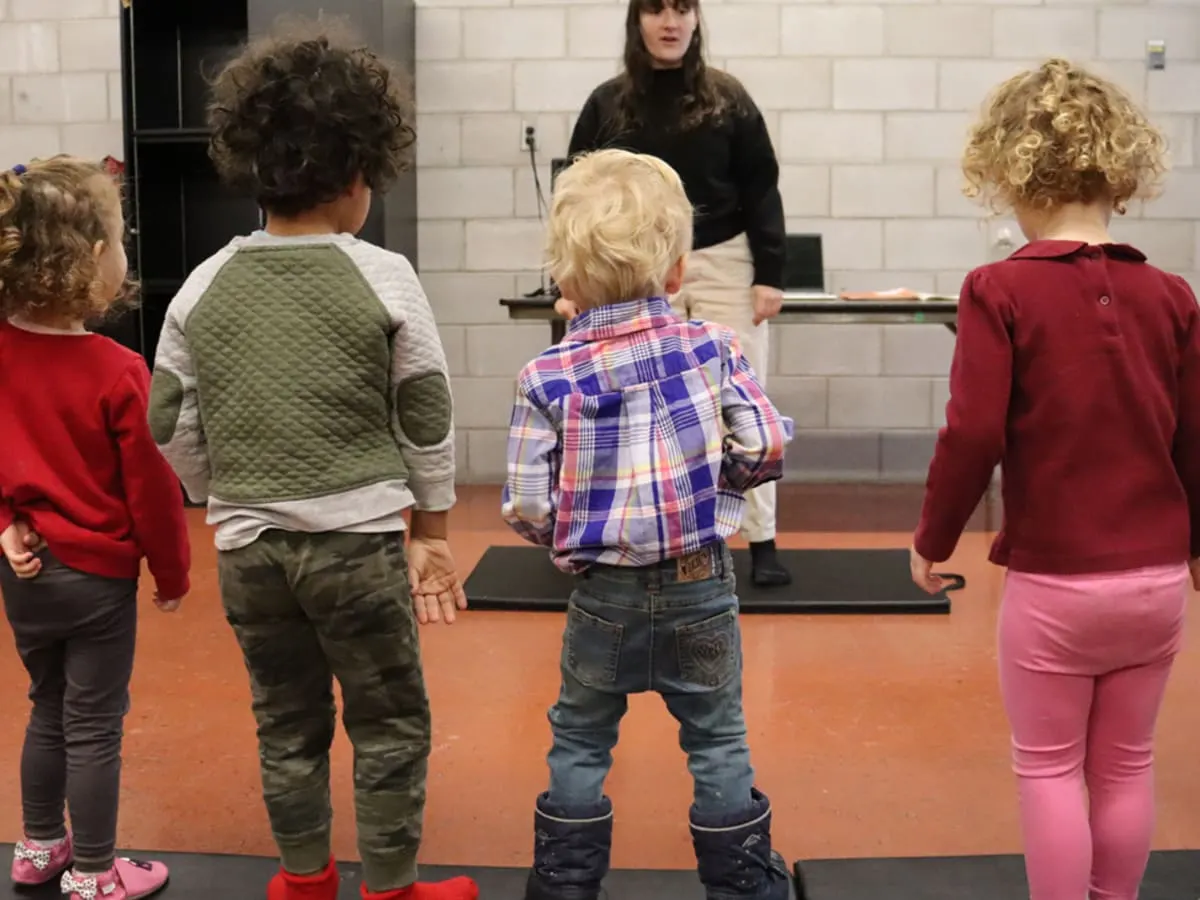 Photo d'enfants qui sont en cercle