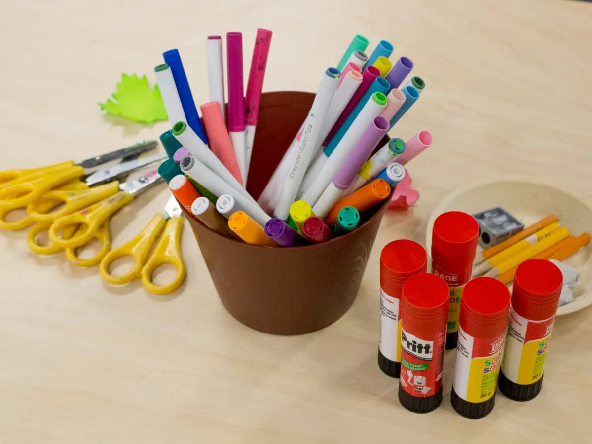 Ciseaux crayons et colles en bâton
