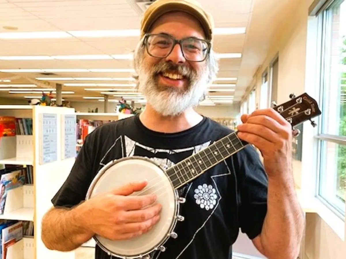 Musicien jouant du banjo.