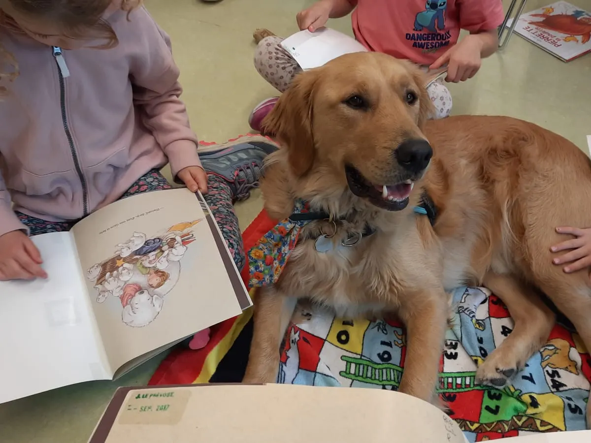 Le chien Tintin entouré d'enfants et de livres.