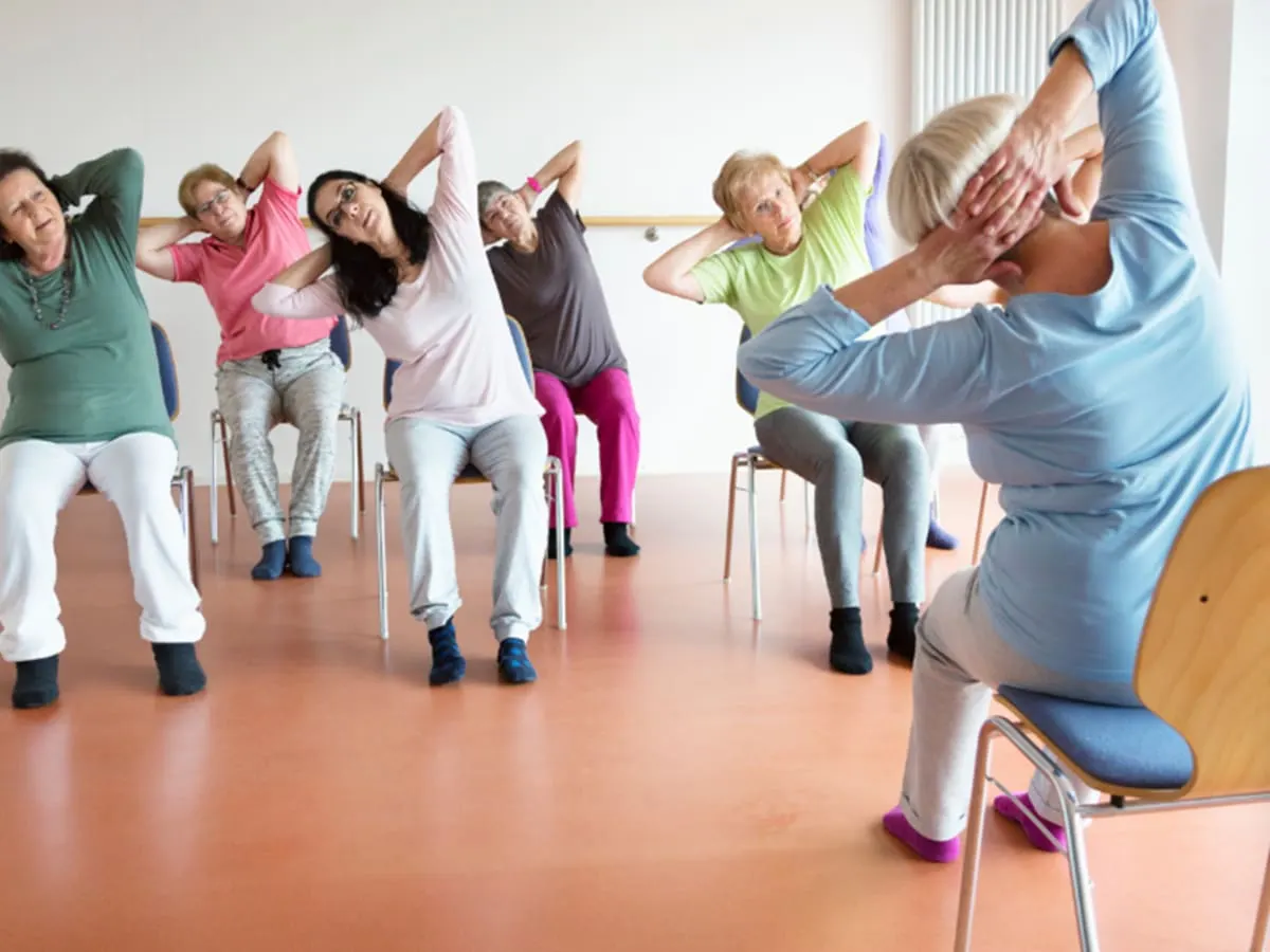 Photo d'un groupe qui fait du yoga sur chaise