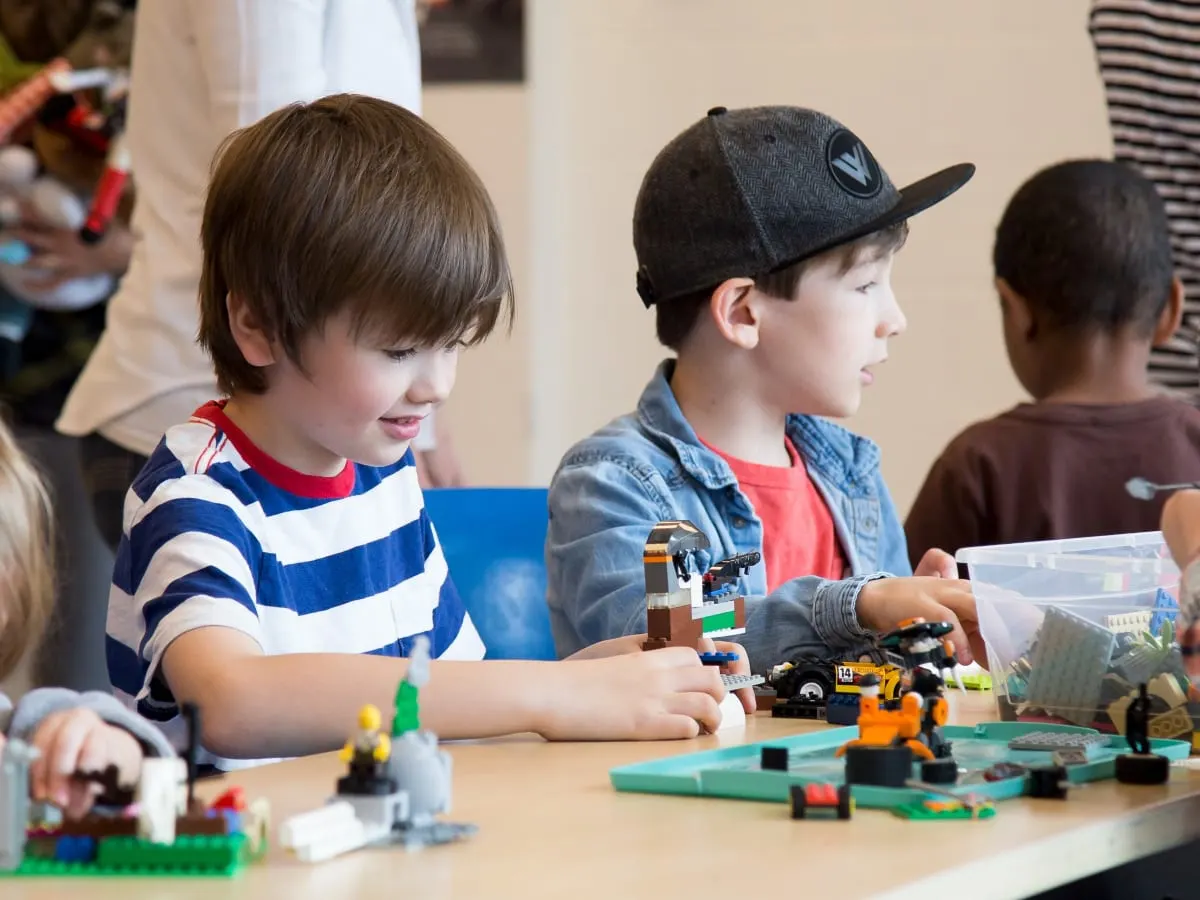 Photo d'enfants jouant aux Lego