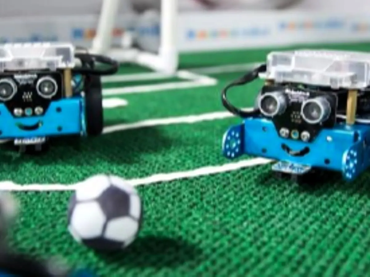 deux petits robots Lego jouent soccer